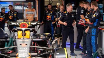 Red Bull team principle Christian Horner, fourth from right, talks with crew members at the Formula One Miami Grand Prix auto race Sunday, May 5, 2024, in Miami Gardens, Fla. (AP Photo/Rebecca Blackwell)