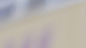 integrantes de la escudería McLaren levantan a Landon Noriris para celebrar su triunfo en el Gran Premio de Miami.