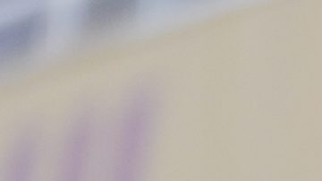 integrantes de la escudería McLaren levantan a Landon Noriris para celebrar su triunfo en el Gran Premio de Miami.