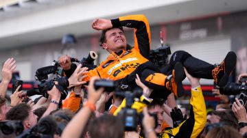 Lando Norris celebrando después de la gran carrera que realizó el pasado domingo en Miami para quedarse con el primer Gran Premio de su carrera en la Fórmula 1.