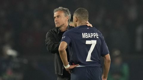 PSG's head coach Luis Enrique, left, comforts PSG's Kylian Mbappe after the Champions League semifinal second leg soccer match between Paris Saint-Germain and Borussia Dortmund at the Parc des Princes stadium in Paris, France, Tuesday, May 7, 2024. (AP Photo/Christophe Ena)