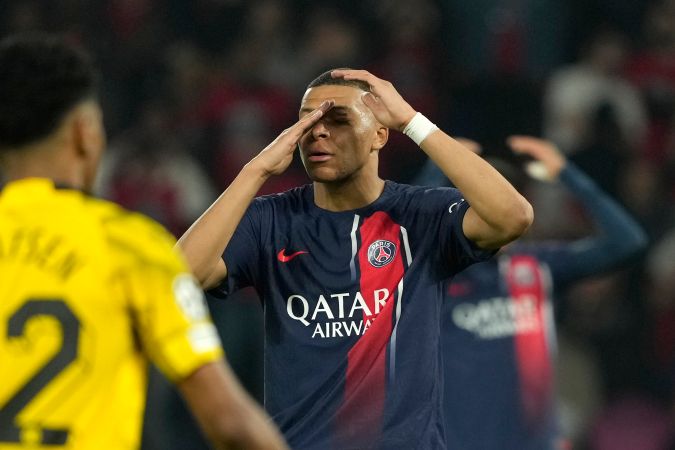 Kylian Mbappé lamentándose durante el partido de vuelta de las semifinales de la Champions League en donde el PSG quedó eliminado ante el Borussia Dortmund.