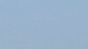 El humo se eleva tras un ataque aéreo israelí contra edificios cerca del muro de separación entre Egipto y Rafah, en el sur de la Franja de Gaza.
