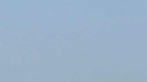 El humo se eleva tras un ataque aéreo israelí contra edificios cerca del muro de separación entre Egipto y Rafah, en el sur de la Franja de Gaza.