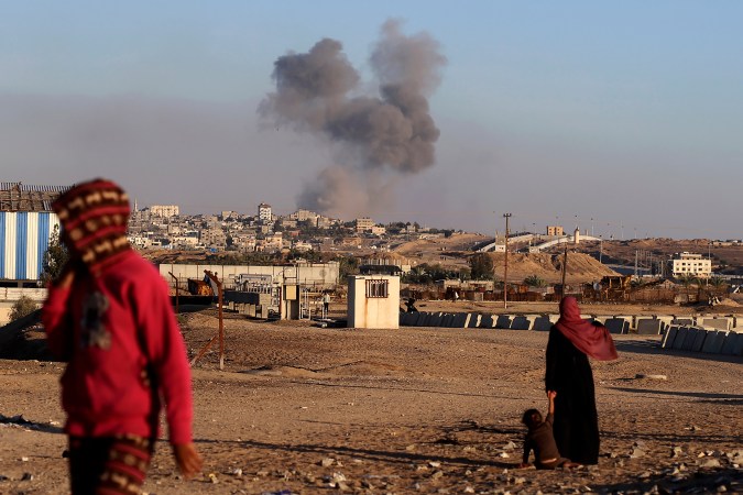 El humo se eleva tras un ataque aéreo israelí contra edificios cerca del muro de separación entre Egipto y Rafah, en el sur de la Franja de Gaza.