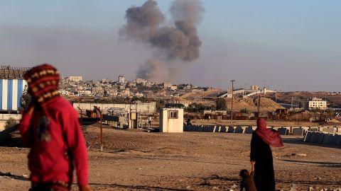 El humo se eleva tras un ataque aéreo israelí contra edificios cerca del muro de separación entre Egipto y Rafah, en el sur de la Franja de Gaza.