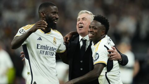 Carlo Ancelotti (c) celebra el triunfo de su equipo con Antonio Rudiger (i) y Vinícius Jr. (d).