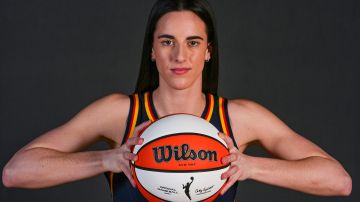 Caitlin Clark posa con los colores de su nuevo equipo, el Indiana Fever de la WNBA. La fenomenal basquetbolista estadounidense comienza su era profesional.