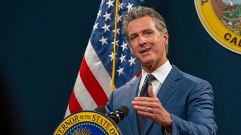 Gobernador Gavin Newsom firma proyecto de ley que permite a médicos de Arizona realizar abortos en California