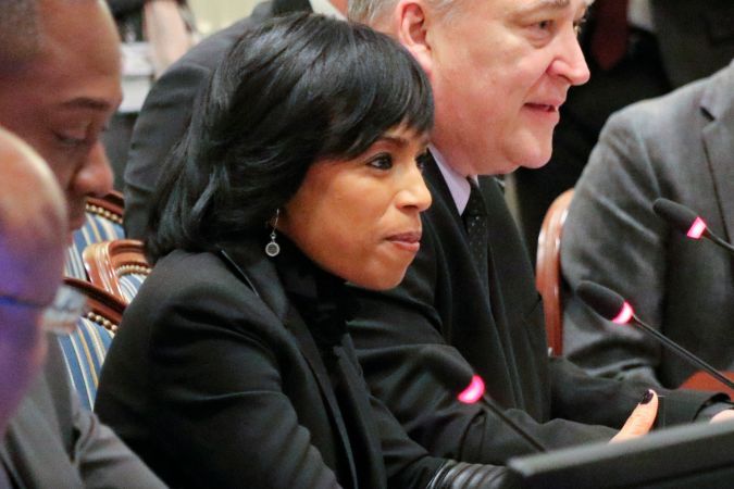 Angela Alsobrooks se convertiría en la primera senadora de raza negra de Maryland si gana en noviembre frente al republicano Larry Hogan.