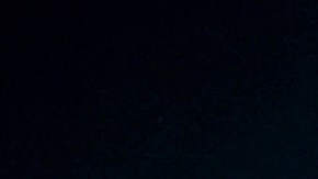 La aurora boreal brilla en el cielo sobre una granja, la noche del viernes 10 de mayo de 2024, en Brunswick, Maine.