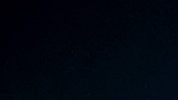 La aurora boreal brilla en el cielo sobre una granja, la noche del viernes 10 de mayo de 2024, en Brunswick, Maine.