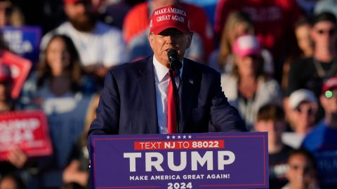 Donald Trump habla durante su mitin de campaña en Wildwood, Nueva Jersey.