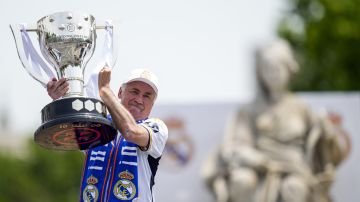 Real Madrid's head coach Carlo Ancelotti holds La Liga trophy at the Cibeles Square a week after clinching the Spanish La Liga soccer title in Madrid, Spain, Sunday, May 12, 2024. (AP Photo/Manu Fernandez)