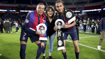 Kylian Mbappé posa con su madre Fayza Lamari y su hermano Ethan después de ganar el título de la Ligue 1.