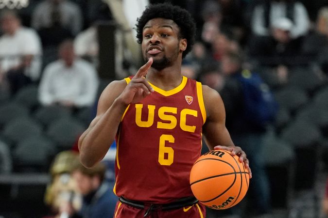 Bronny James, jugador de la Universidad del Sur de California brilló durante la temporada a pesar de los problemas de salud que enfrentó.