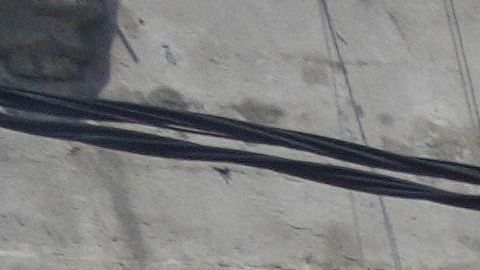 Palestinos buscan en los escombros después de un ataque israelí a una escuela en Nuseirat, Franja de Gaza, el 14 de mayo de 2024.