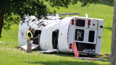 La escena de un accidente mortal en que un autobús que transportaba trabajadores agrícolas se volcó cerca de Dunnellon, Florida.