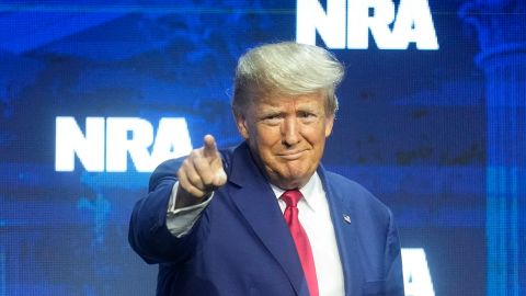 Trump prometió a la NRA que si es reelegido: "Nadie pondrá un dedo sobre sus armas de fuego"