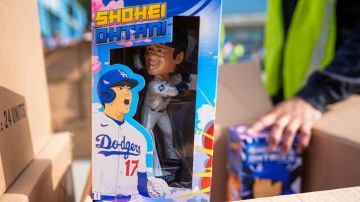 Los Dodgers regalaron figuras 'bobblehead' de Shohei Ohtani por primera vez este jueves antes del juego contra Cincinnati en Los Ángeles.
