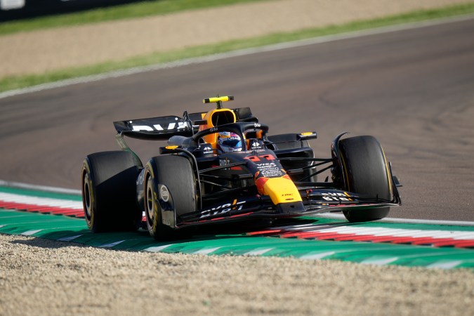 El mexicano Sergio "Checo" Pérez pagó caro los errores que cometió durante todo el fin de semana del Gran Premio de Emilia Romagna.