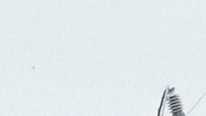 Un residente registra la caída de líneas eléctricas en su vecindario después de una fuerte tormenta en Cypress, cerca de Houston.