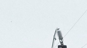 Un residente registra la caída de líneas eléctricas en su vecindario después de una fuerte tormenta en Cypress, cerca de Houston.