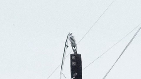 Un residente registra la caída de líneas eléctricas en su vecindario después de una fuerte tormenta en Cypress, cerca de Houston.
