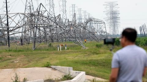 Un residente registra la caída de líneas eléctricas en su vecindario después de una fuerte tormenta en Cypress, cerca de Houston.