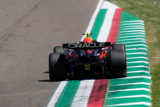 Ni en los entrenamientos libres del viernes ni en la clasificación del sábado "Checo" Pérez logró sacar el mejor rendimiento de su RB20.