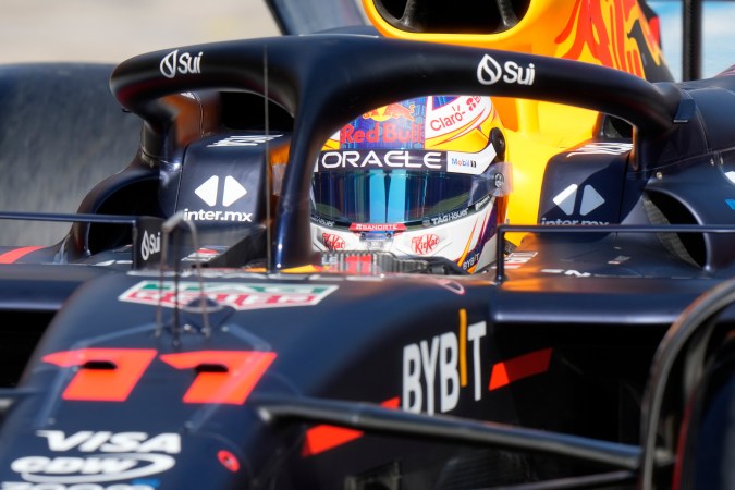 Sergio "Checo" Pérez tendrá una tarea difícil este domingo para intentar meterse en la pelea por los primeros puestos en el Gran Premio de Emilia Romagna.