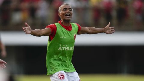 Romario durante el partido en que pretendía volver al fútbol profesional.