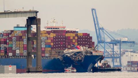 Portacontenedores Dali que destruyó puente Francis Scott Key en Baltimore es remolcado