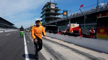 Pato O'Ward durante una sesión de prácticas para las 500 Millas de Indianapolis que están programadas para este domingo. El piloto mexicano admite que su equipo está lidiando con un problema técnico.