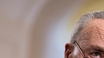 El líder del Senado, Chuck Schumer, y la presidenta del Caucus Hispano del Congreso, Nanette Barragán.