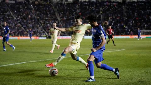 America's Israel Reyes, left, and Cruz Azul's Ignacio Rivero compete for the ball during the Mexican soccer league final first leg match at the Sports City stadium in Mexico City, Thursday, May 23, 2024. (AP Photo/Eduardo Verdugo)