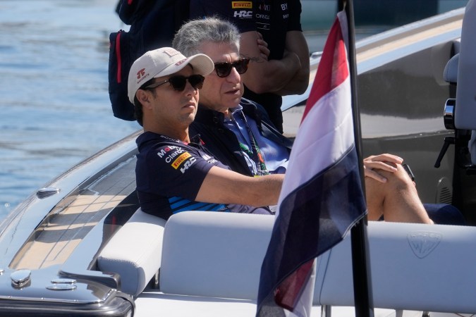 Sergio "Checo" Pérez sentado en un yate antes de subirse a su RB20 para la primera sesión de entrenamientos libres del Gran Premio de Mónaco.