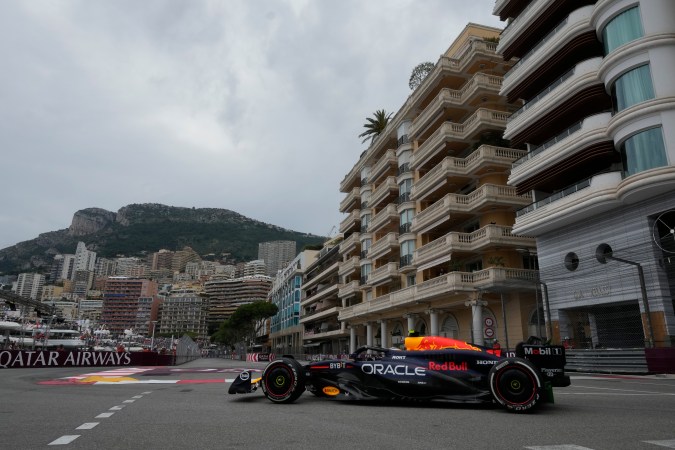 El mexicano Sergio "Checo" Pérez durante un momento de las primeras prácticas libres del Gran Premio de Mónaco.