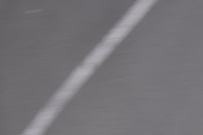 Los aficionados aprovechan una curva cerrada del circuito urbano de Montecarlo para poder apreciar el monoplaza de Sergio "Checo" Pérez sobre la pista.