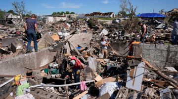 Tornado arrasó con una gasolinera en Texas: cinco muertos, incluido niños, y más de 80 heridos