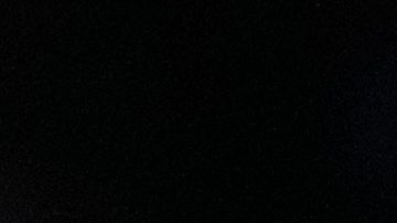 Caitlin Clark conduce frente a la defensa de Layshia Clarendon (der.), jugadora de las Sparks, durante el juego realizado en Los Ángeles. Indiana obtuvo el triunfo.