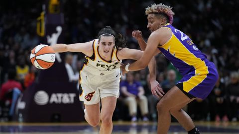 Caitlin Clark conduce frente a la defensa de Layshia Clarendon (der.), jugadora de las Sparks, durante el juego realizado en Los Ángeles. Indiana obtuvo el triunfo.