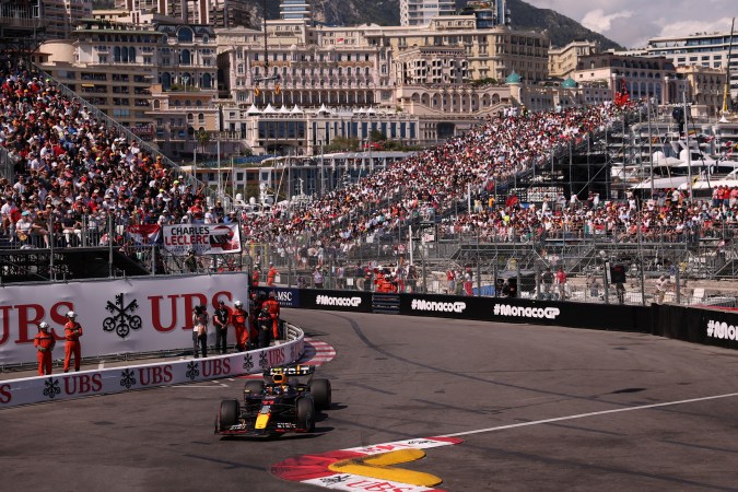 Uno de los pocos momentos que estuvo en pista Sergio "Checo" Pérez el domingo en Mónaco antes de ser impactado por Kevin Magnussen provocando el brutal choque que vivió el mexicano.