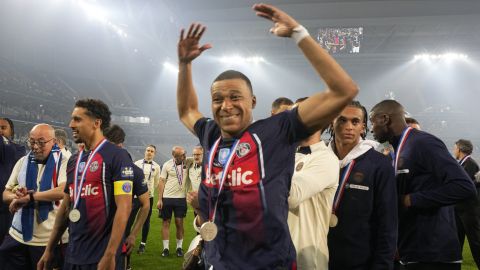 Kylian Mbappé celebra después de ganar la Copa de Francia.