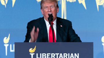 Trump habla en la Convención Nacional Libertaria en el hotel Washington Hilton en Washington D.C.