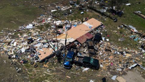 Sube a 20 el número de muertos por las tormentas y tornados que azotan al centro de EE.UU.