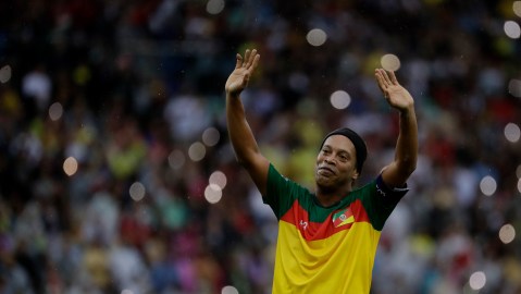 Ronaldinho viene de participar recientemente en un partido de exhibición en el Maracaná para ayudar a las víctimas de las inundaciones en el sur de Brasil.