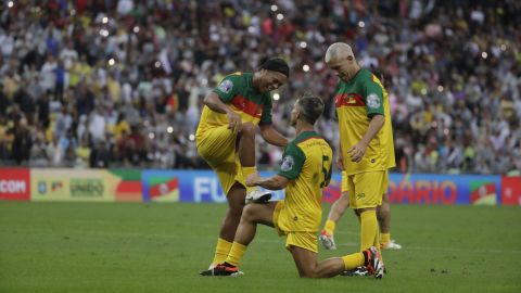 Ronaldinho celebra su gol en el juego de estrellas brasileñas de este domingo.