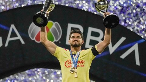 America's team captain Henry Martin lifts the trophies after winning the Mexican soccer league final against Cruz Azul at Azteca stadium in Mexico City, Sunday, May 26, 2024. American won 1-0. (AP Photo/Eduardo Verdugo)