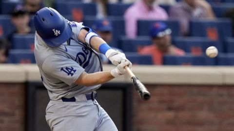 Los Angeles Dodgers' Will Smith hits a home run during the eighth inning of a baseball game against the New York Mets, Wednesday, May 29, 2024, in New York. (AP Photo/Frank Franklin II)